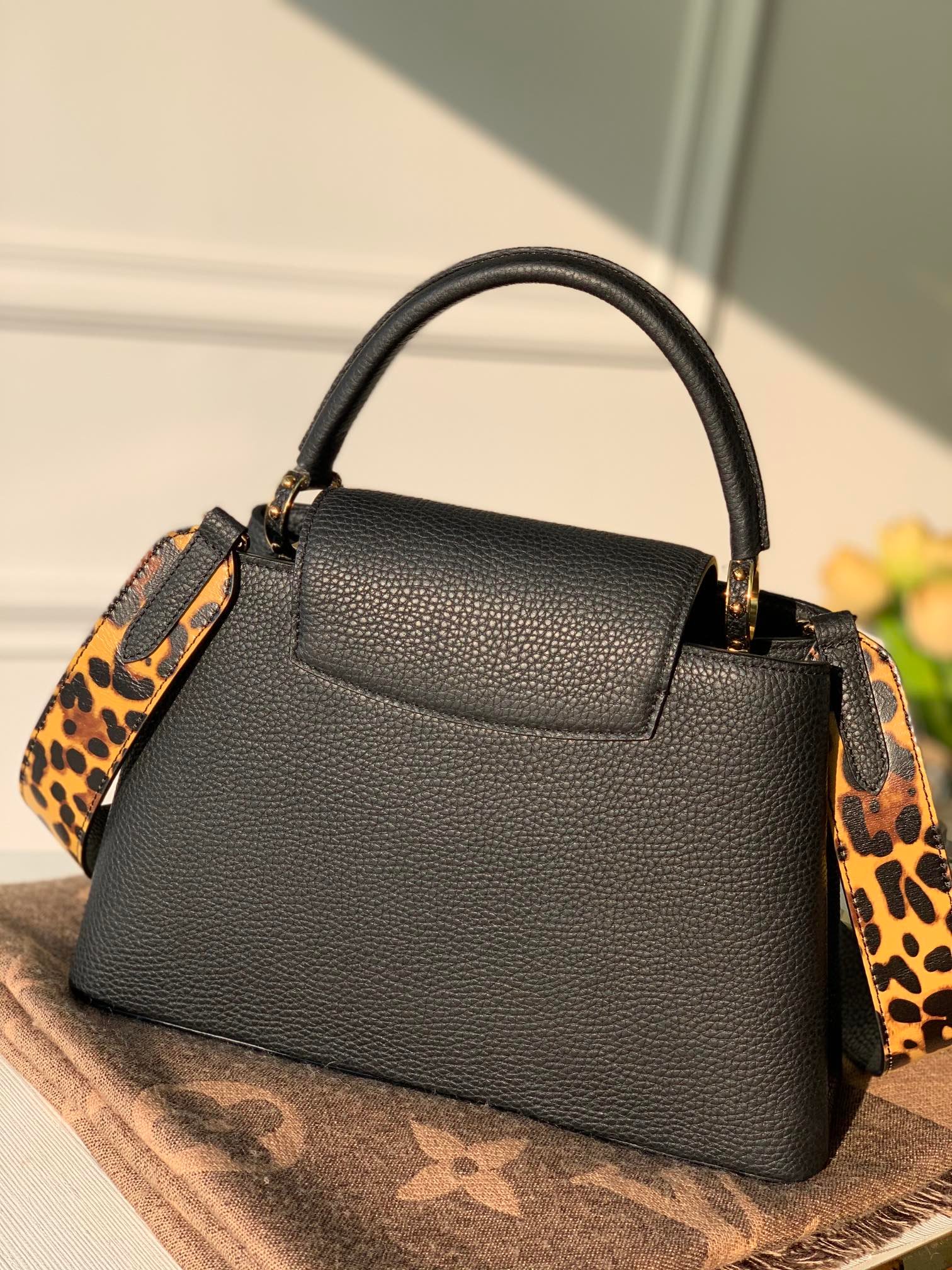 Louis Vuitton Capucines Bag-31.5*20*11CM - Image 3